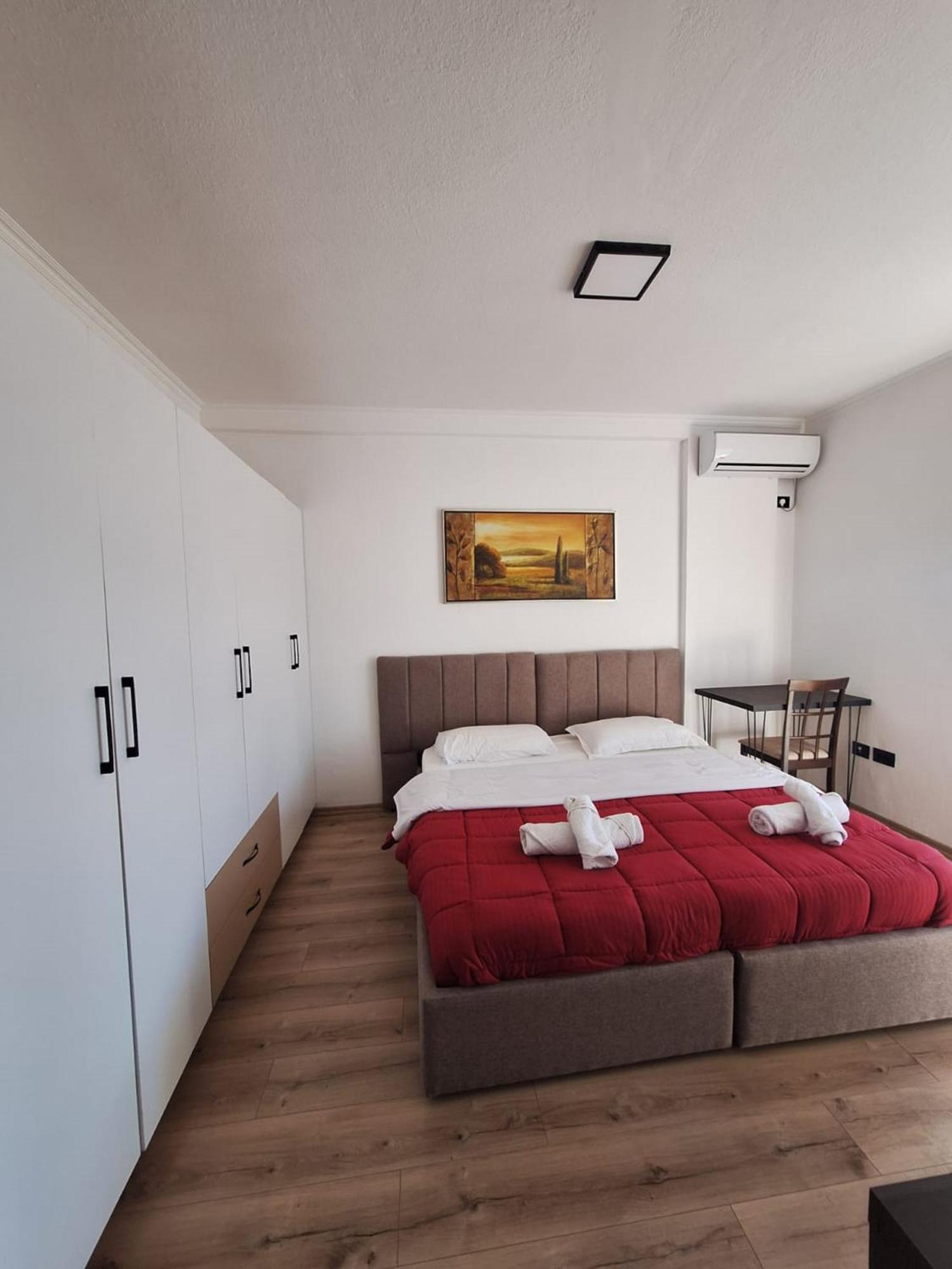 Albania Apartment Near Tirana City Center Double Or Twin Bed Eksteriør billede